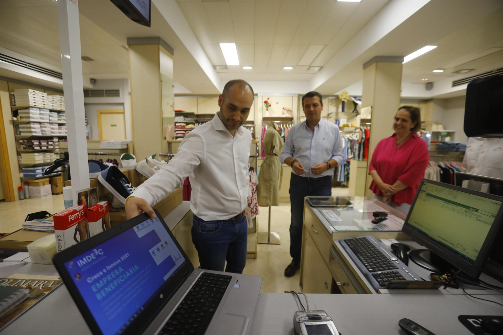Manuel Rubio, junto a José María Bellido y Blanca Torrent.