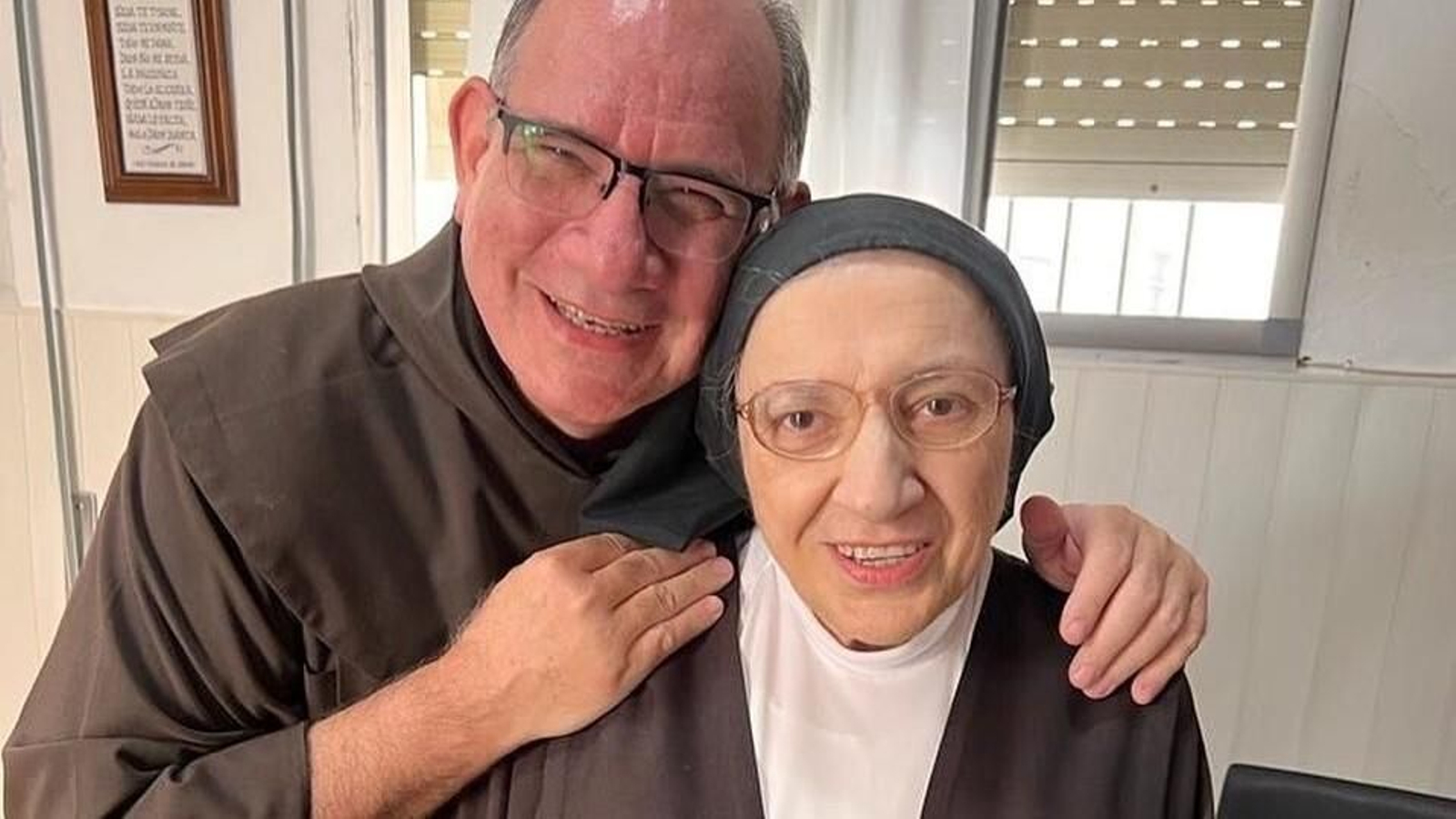 La hermana Beatriz, en una imagen reciente tomada con el vicepostulador de la causa de la Hermana Cristina, el carmelita Luis David.