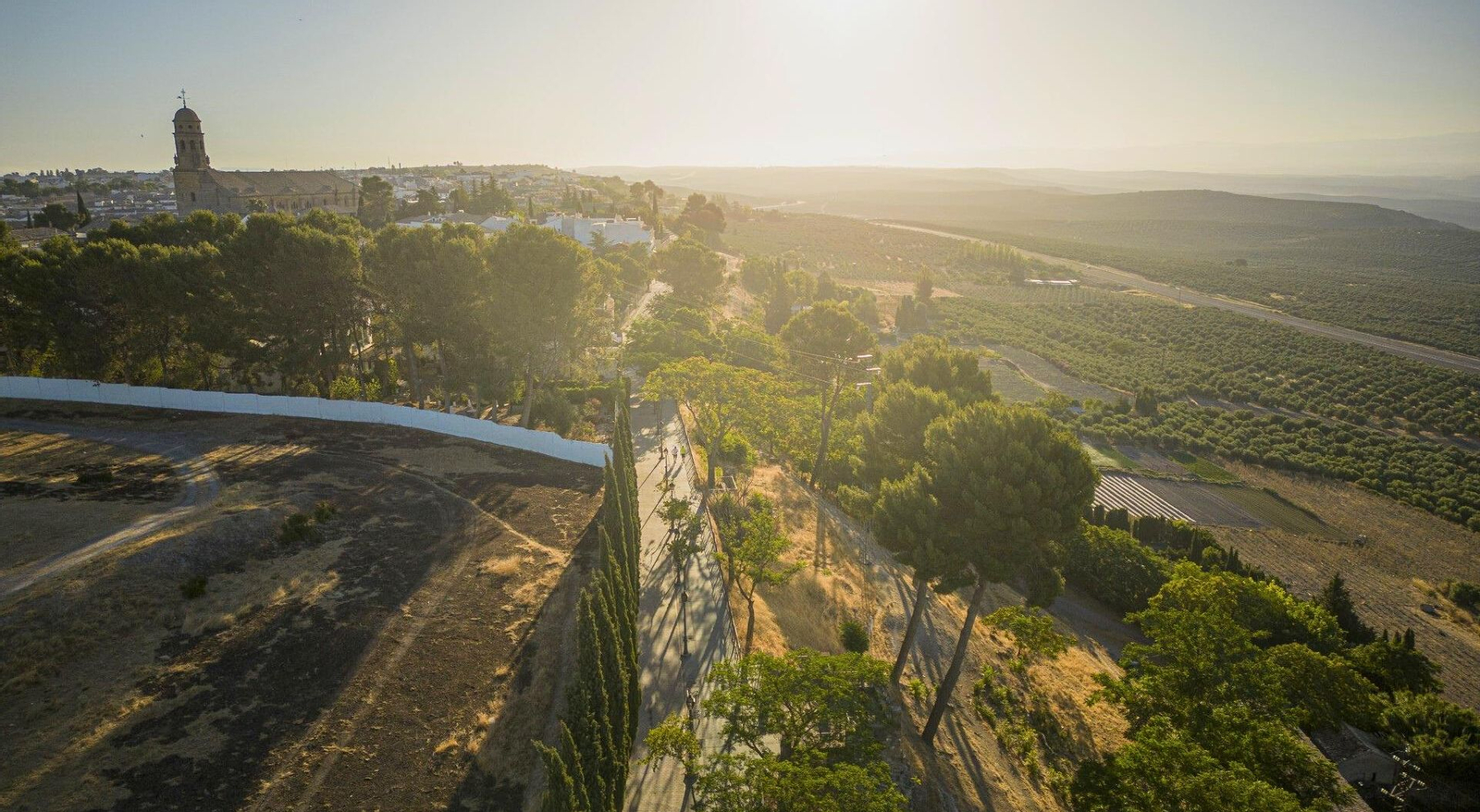 Rememorar los versos más bonitos de Machado durante un atardecer en Baeza es toda una liturgia turístico-literaria.