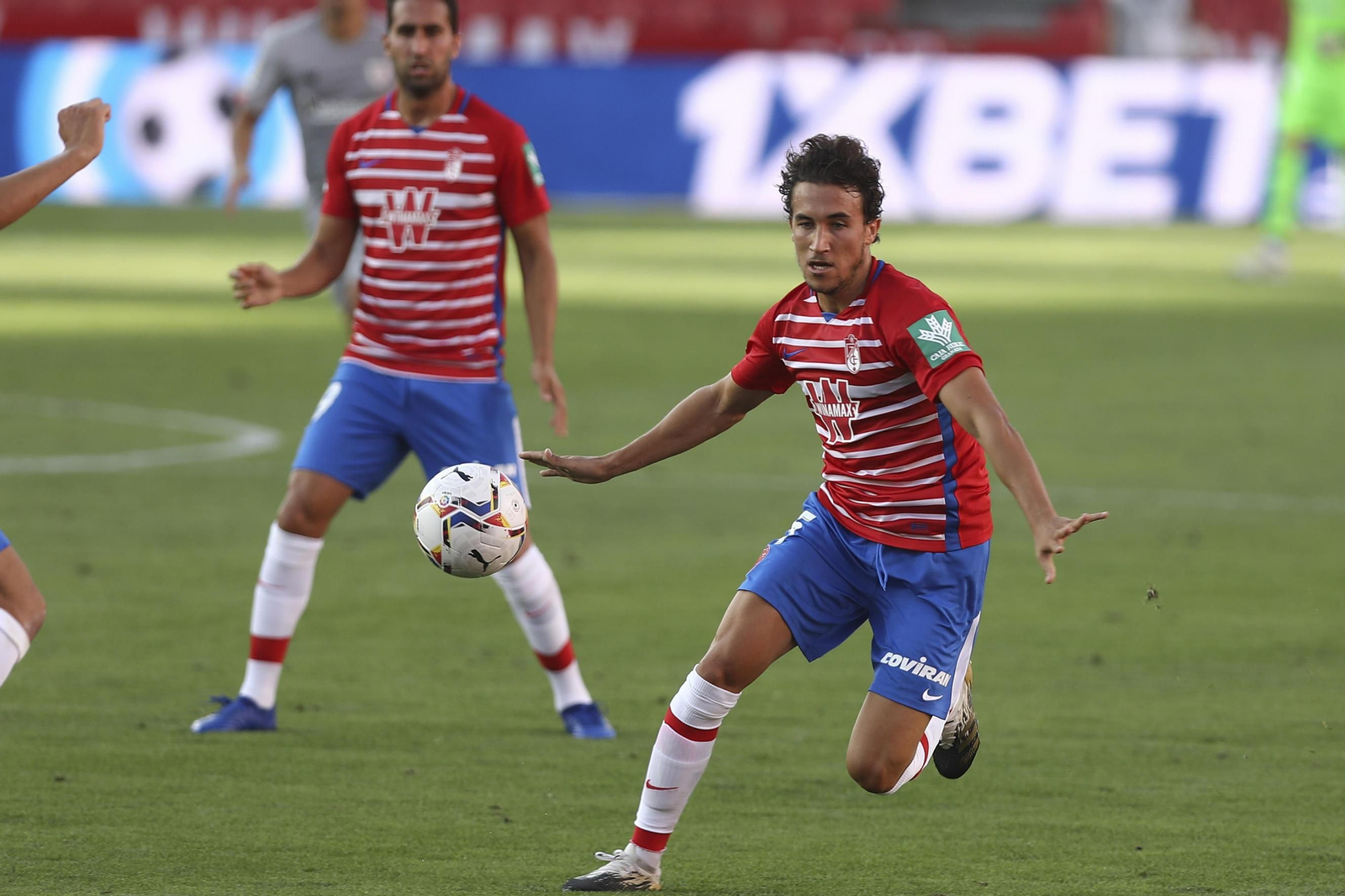 Luis Milla protege un balón en el partido de la primera jornada.