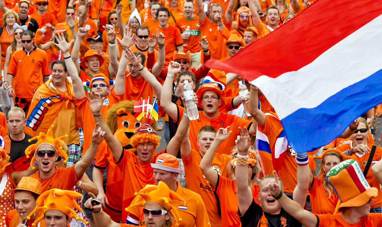 Holandeses en un partido de fútbol de su selección
