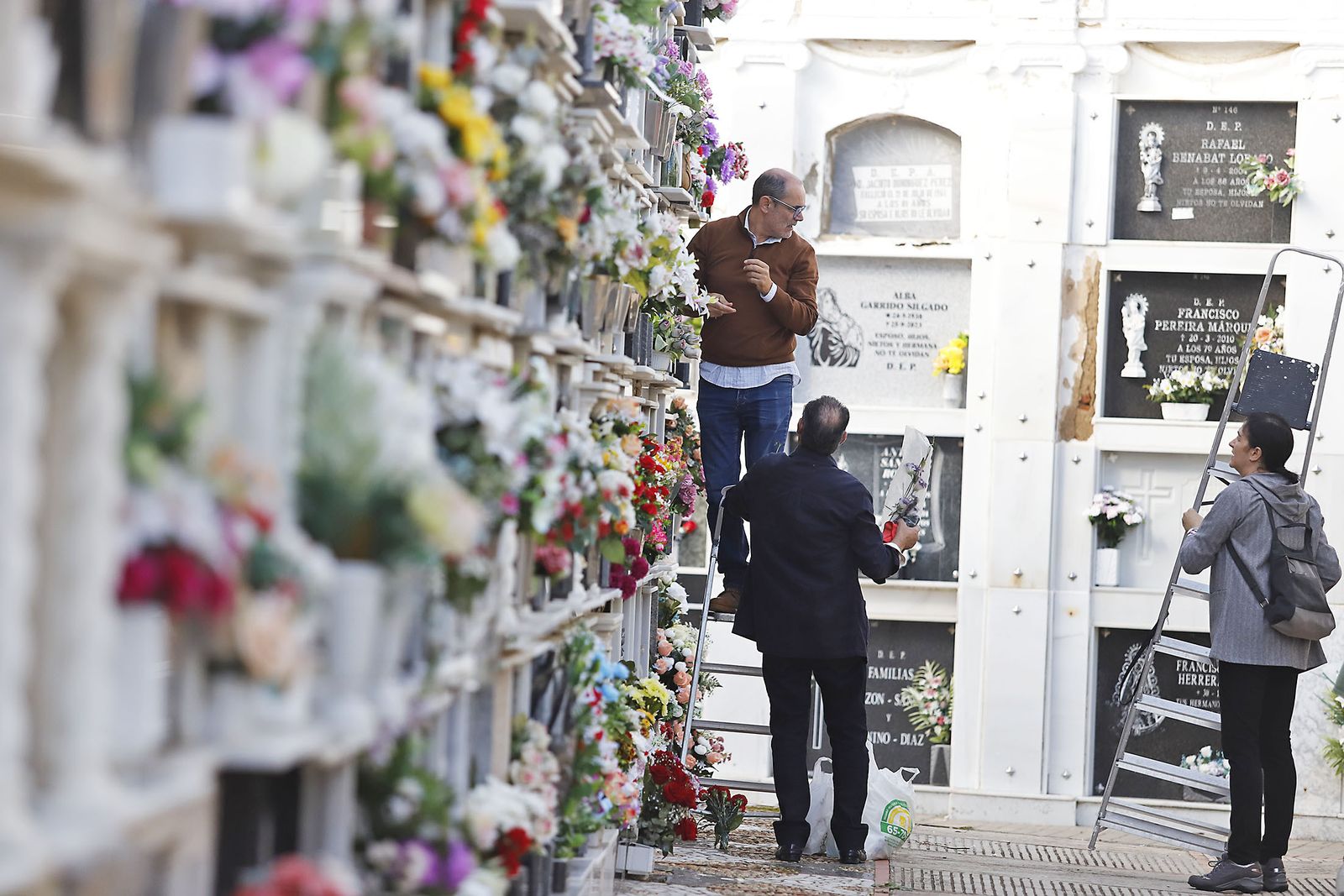 Imágenes del Día de Todos los Santos en el cementerio de la Soledad de Huelva