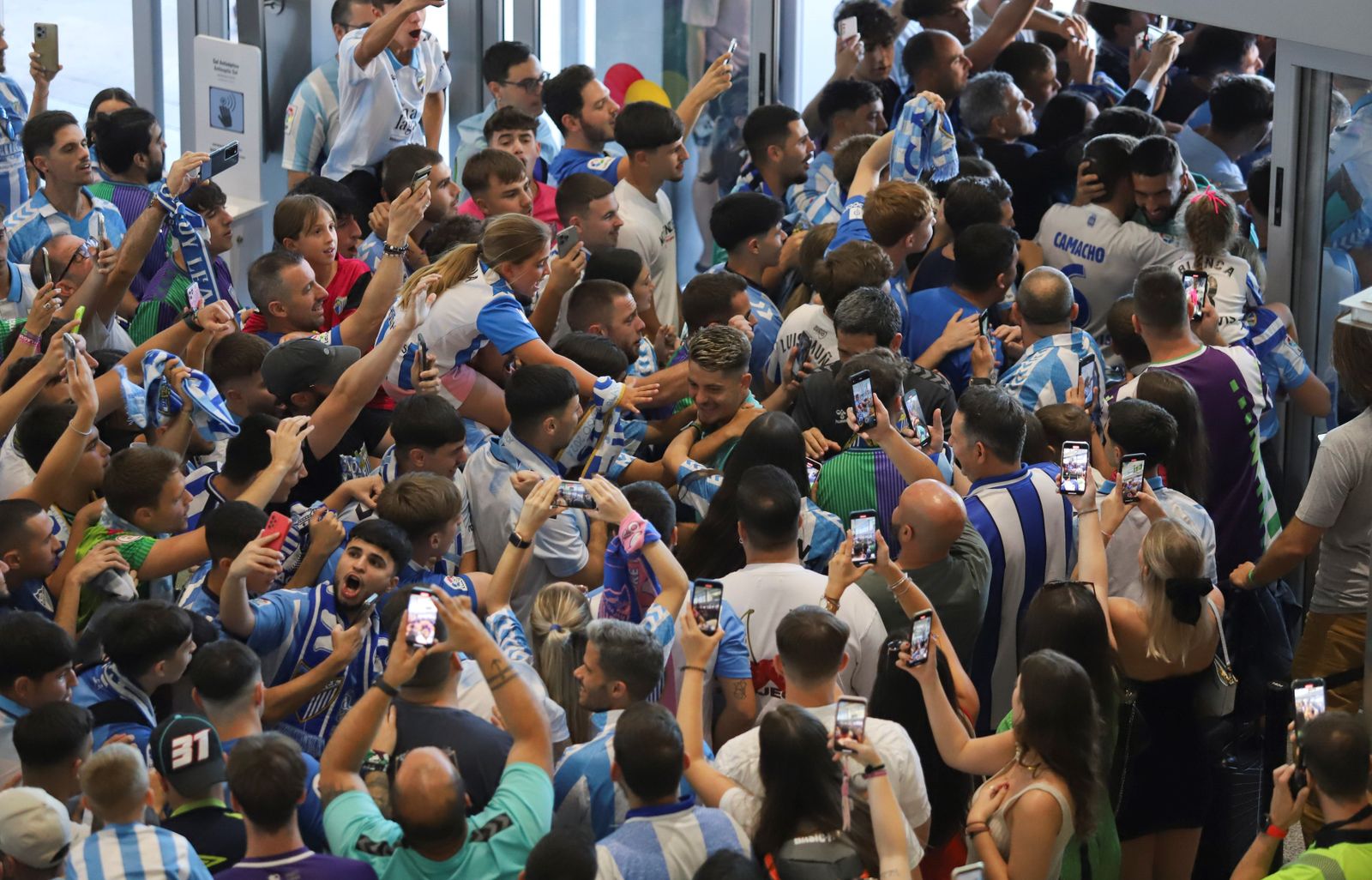 El espectacular preámbulo en el aeropuerto con la afición