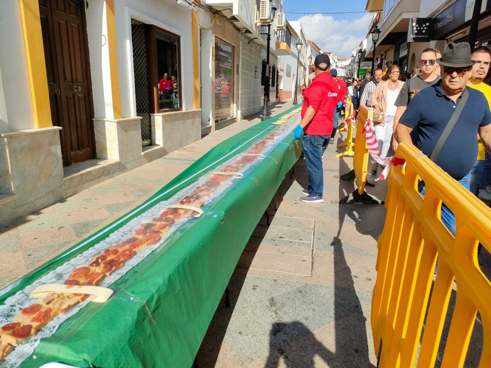 Fotos de la tosta ibérica de más de 150 metros preparada en Los Barrios