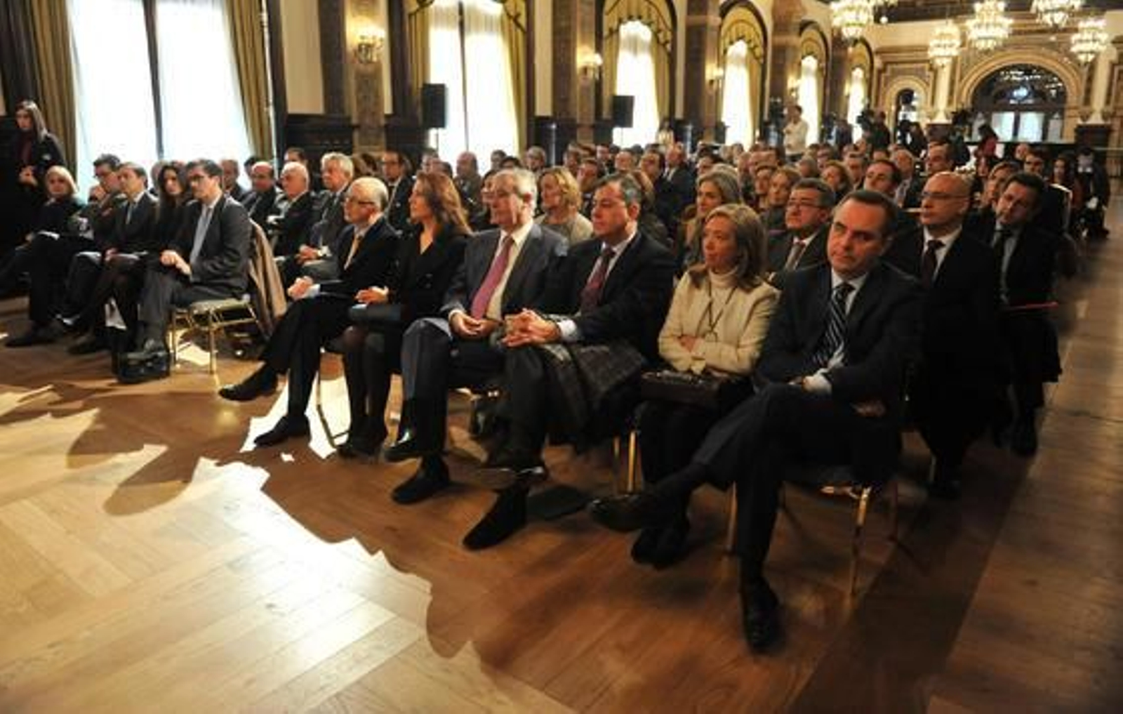 El acto se celebró en el Salón Real del Hotel Alfonso XIII de Sevilla. En primer plano y en la primera fila: Cristóbal Montoro, Carmen Crespo, Javier Arenas, José Luis Sanz, Felisa Panadero y Juan Bueno. 

Foto: Juan Carlos Vazquez y Victoria Garcia