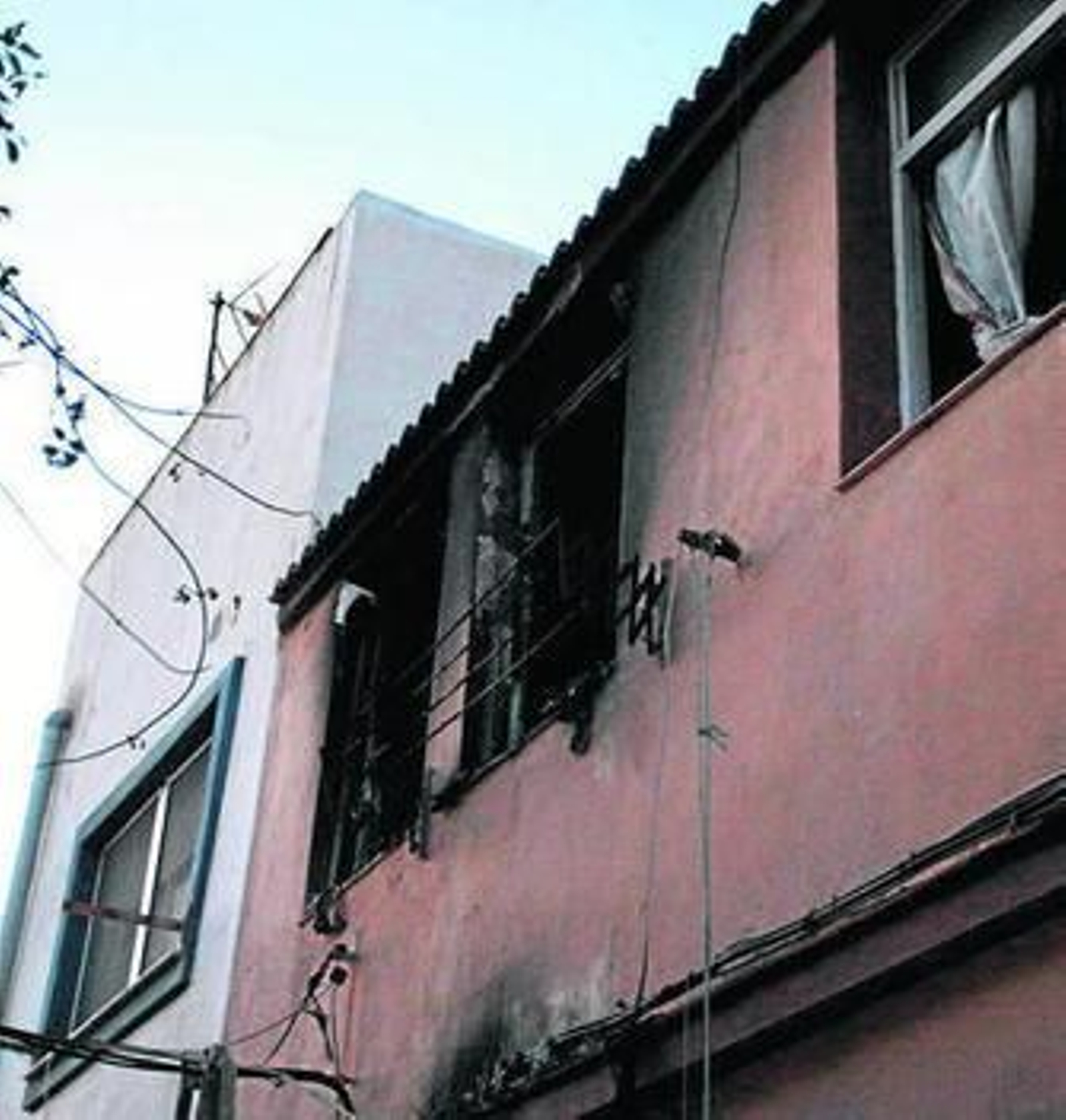 Exterior de la vivienda con la fachada visiblemente afectada por el fuego.
