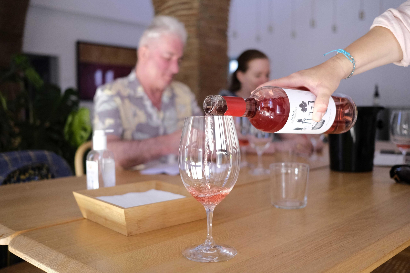 El regreso del turismo extranjero a las bodegas rondeñas, en fotos