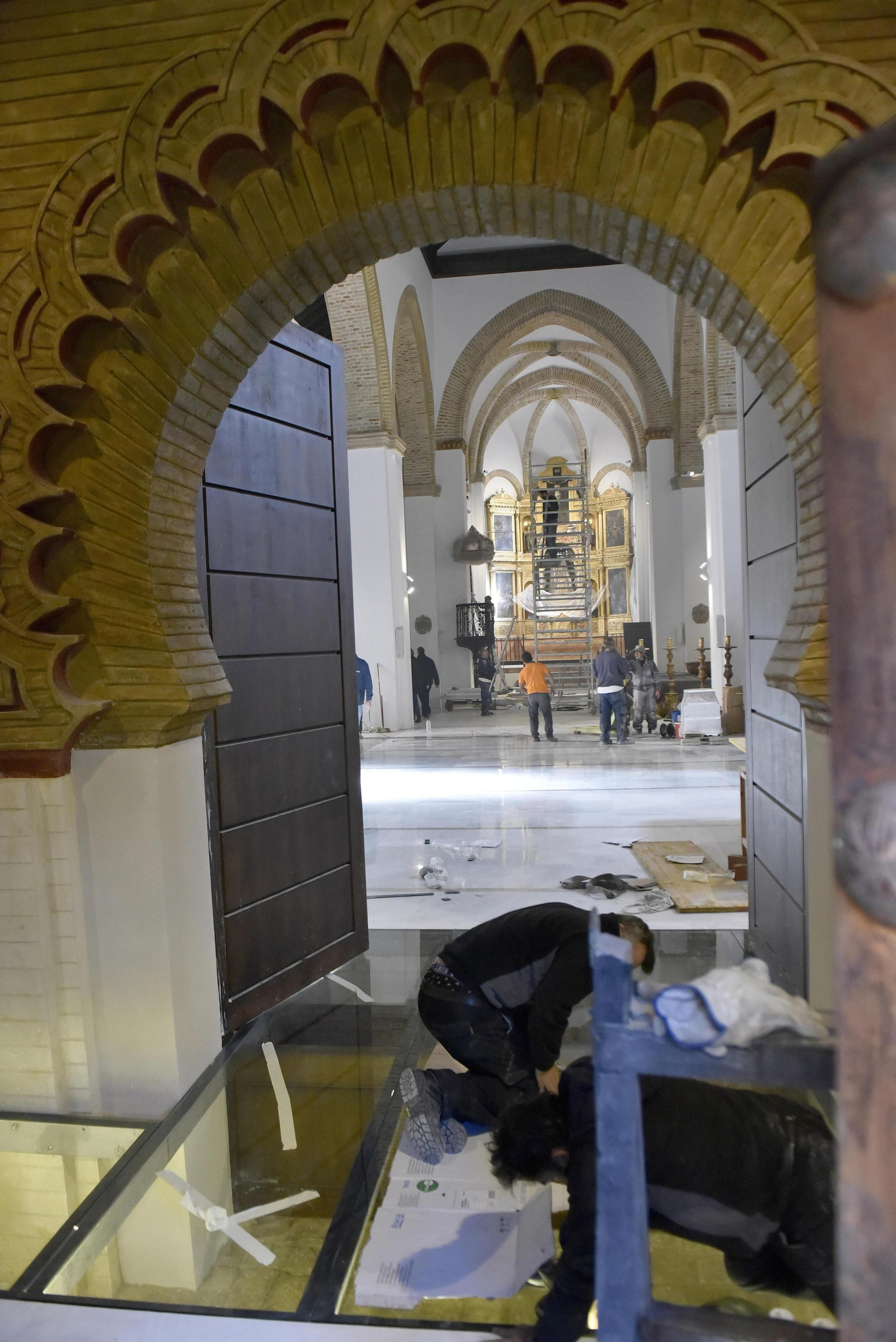 Instalación del vidrio que permitirá ver en todo su esplendor el arco de entrada.