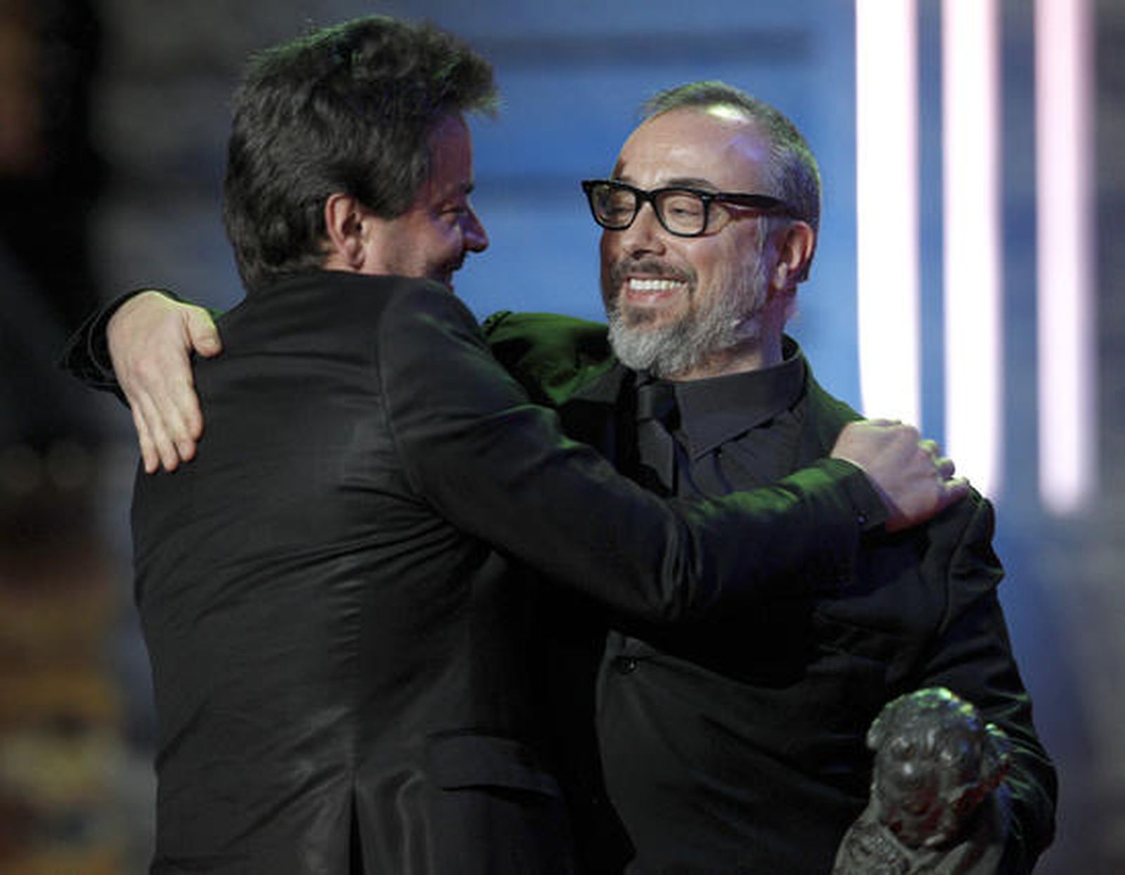 Álex de la Iglesia entrega el Goya a mejor director a Enrique Urbizu

Foto: EFE