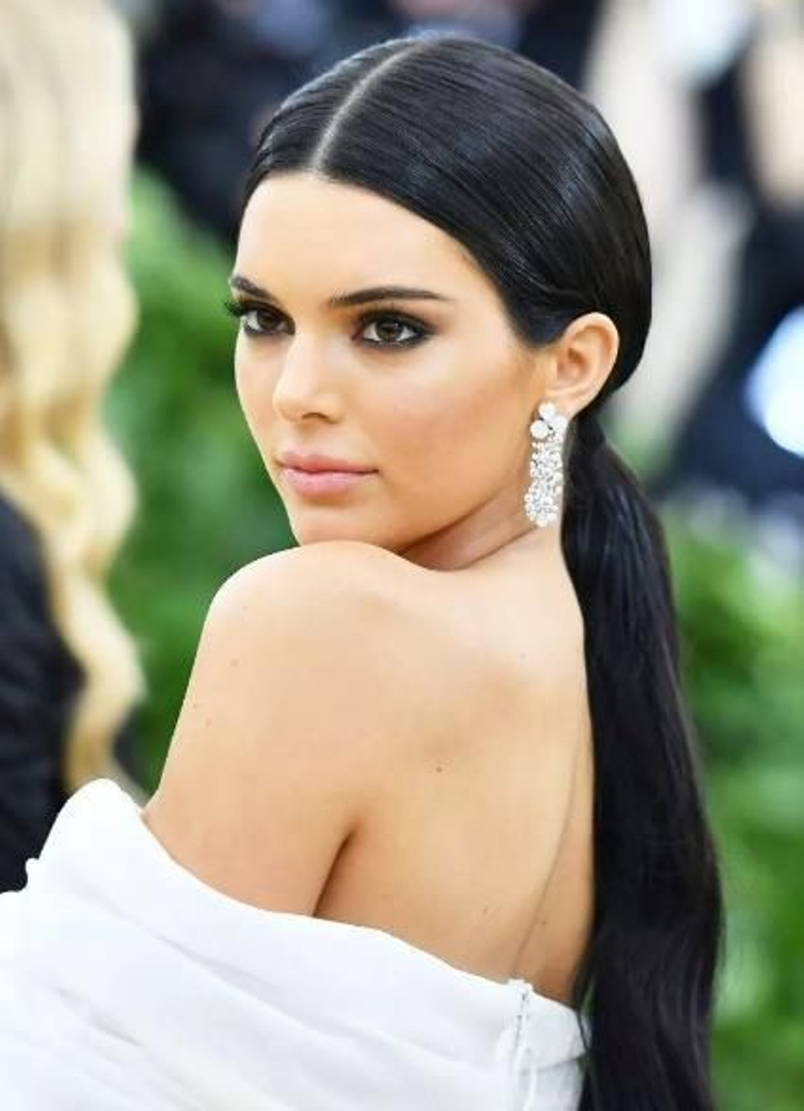 Peinado con coleta básica.