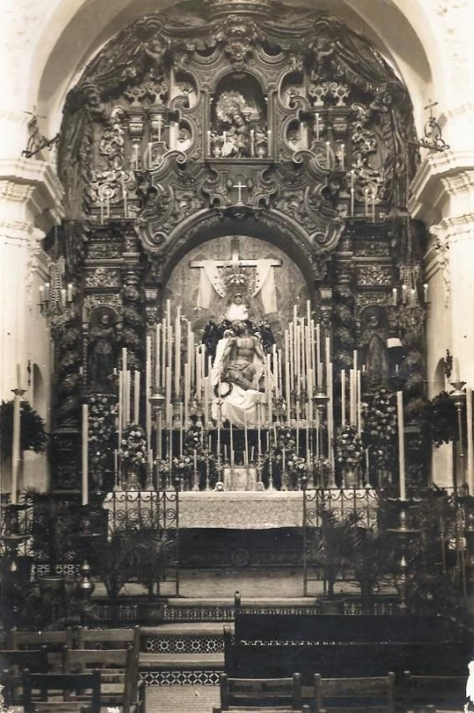 La primitiva Piedad en el altar mayor de la capilla