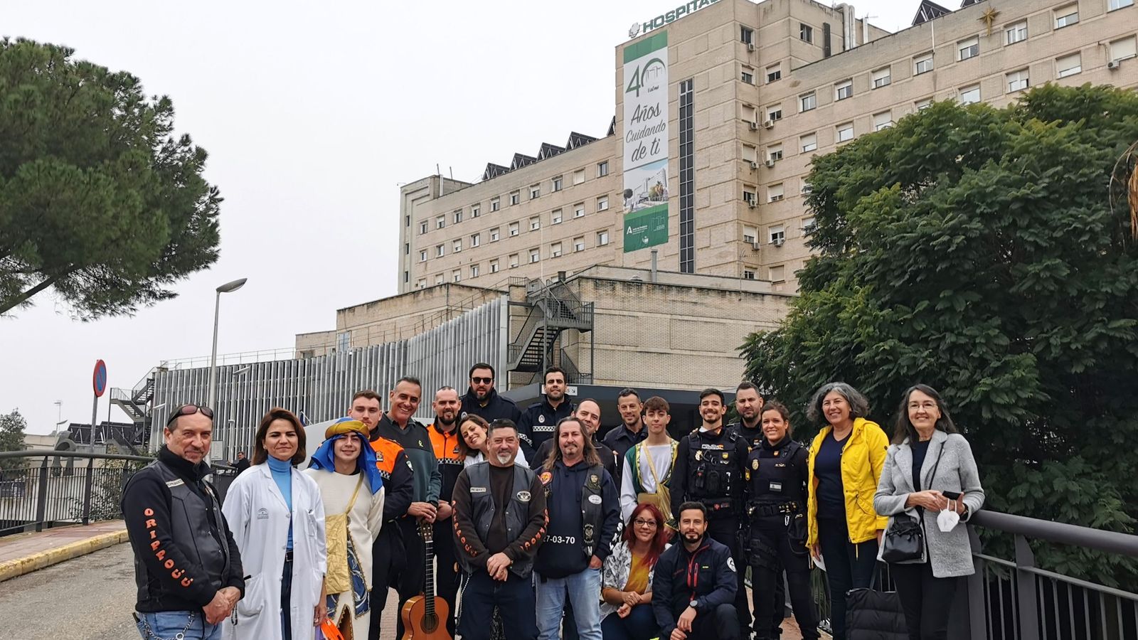 Los miembros de la asociación junto a personal sanitario a las puertas del hospital.