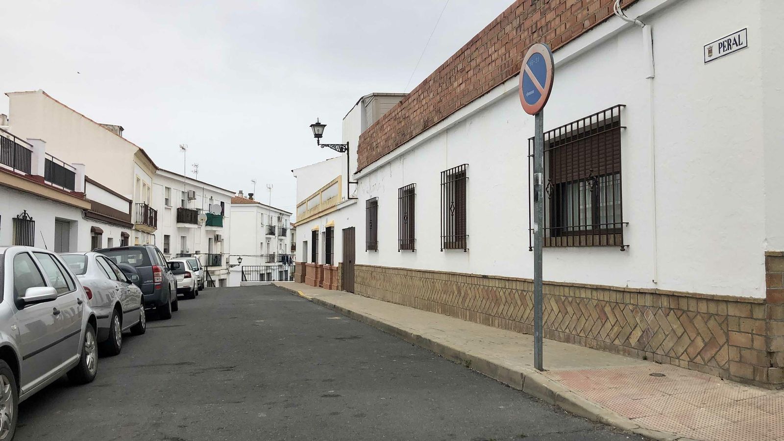 La calle Peral de Cartaya, que fue acordonada ayer durante la reconstrucción.