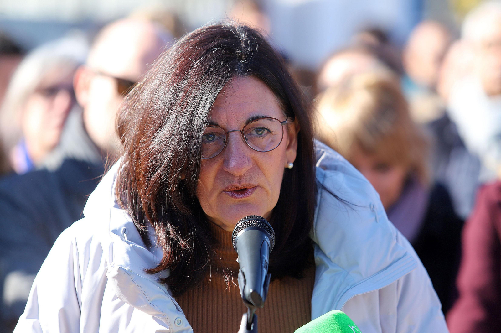 Imágenes del minuto de silencio guardado en la Universidad de Huelva en memoria de los estudiantes fallecidos en el incendio