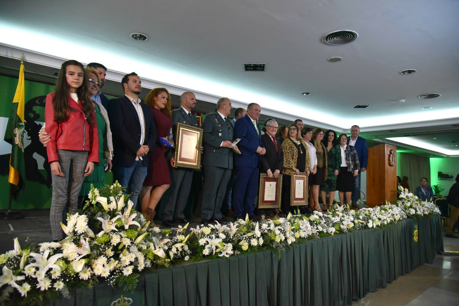 El grupo de vecinos y representantes de entidades homenajeadas junto a las autoridades de Los Barrios.