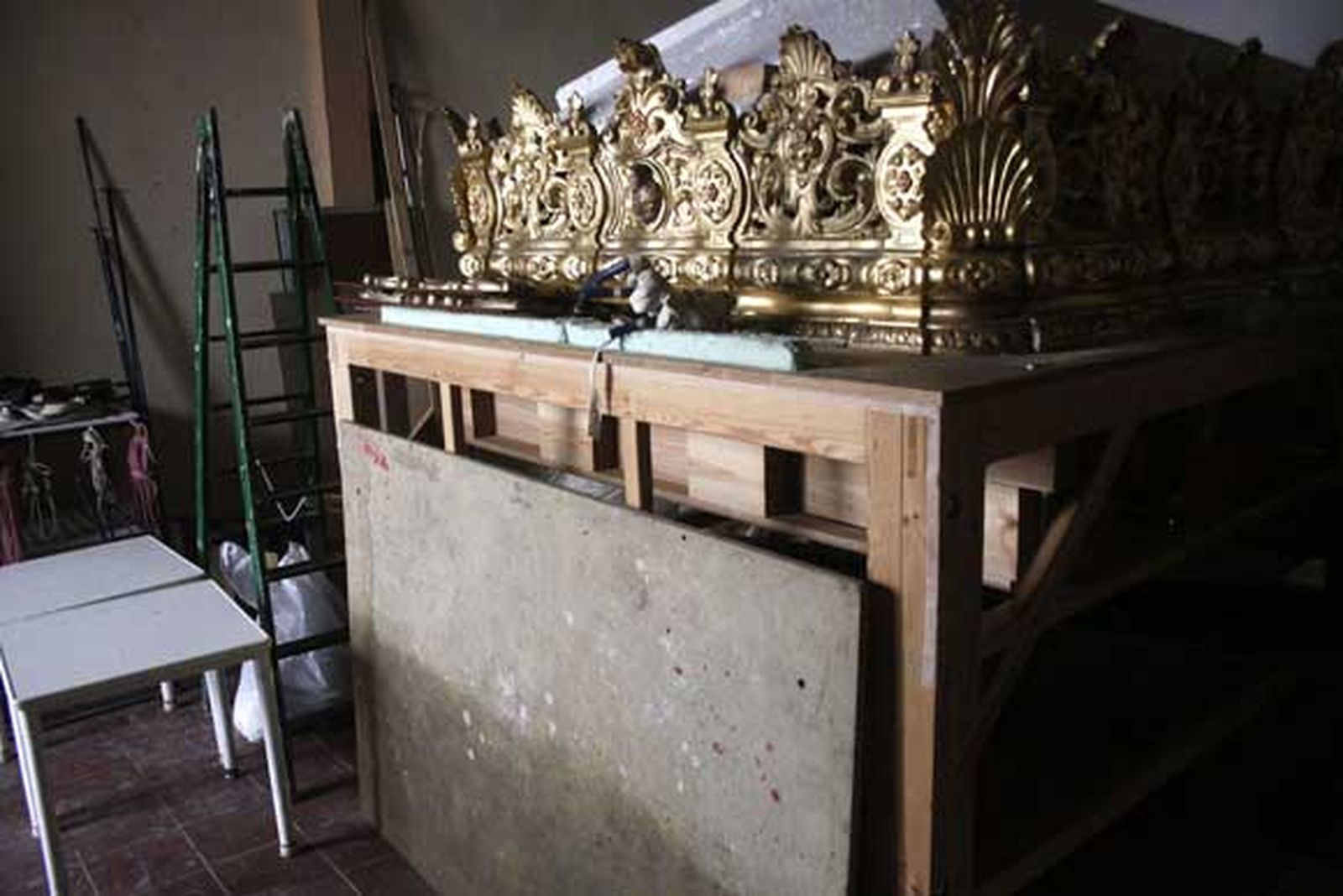 La iglesia está en la fase de recuperación y de valoración de daños. El padre Llanes explica la homilía a viva voz porque los altavoces no funcionan tras la riada./Fotos:Vanessa Pérez

Foto: Vanessa Perez