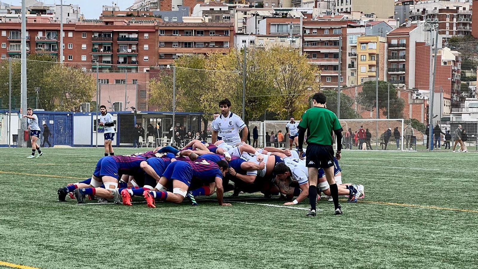 Cocó Roldán, atento a la salida del balón en una melé.
