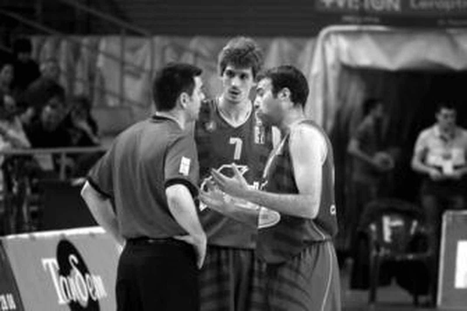 Sabaté y Rivero piden explicaciones a uno de los árbitros durante el encuentro del pasado miércoles.