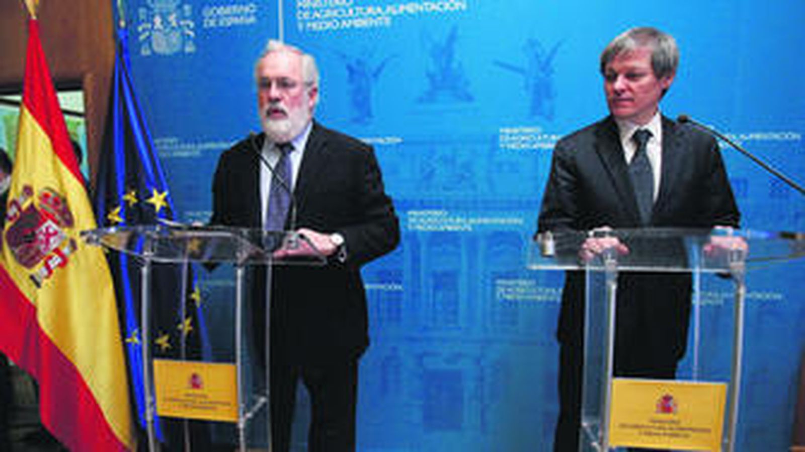 El ministro de Agricultura, Miguel Arias Cañete, junto al comisario del ramo, Dacian Ciolos, ayer.