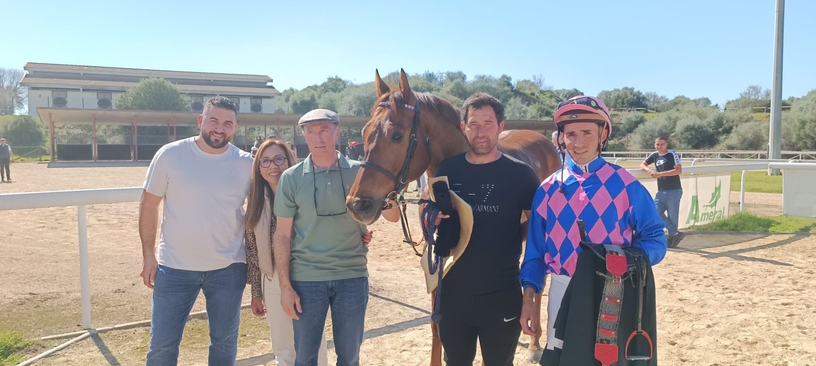 'The Snapper', con el jockey Ricardo Sousa, el entrenador Óscar Anaya y los propietarios de la Cuadra Tinerfe.