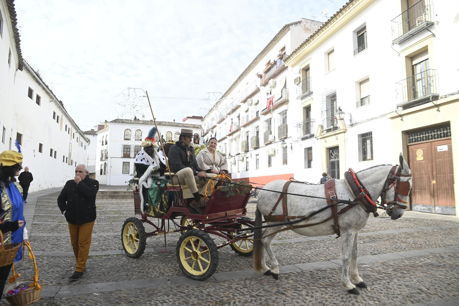 Los Reyes Magos pasean por Córdoba en coche de caballos, en imágenes