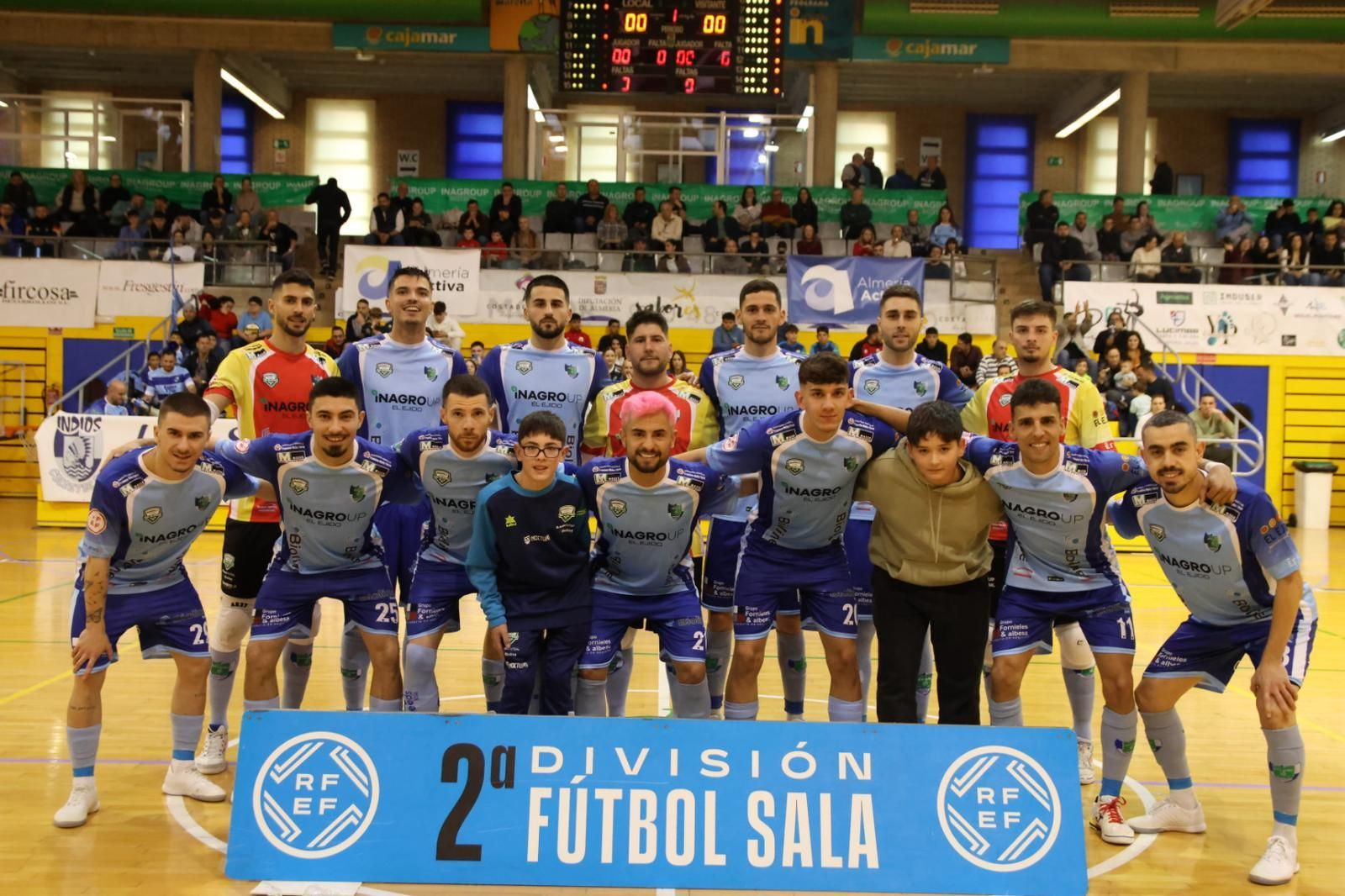 Los jugadores del conjunto celeste posan en el centro de la pista antes del comienzo del encuentro ante los lucenses.