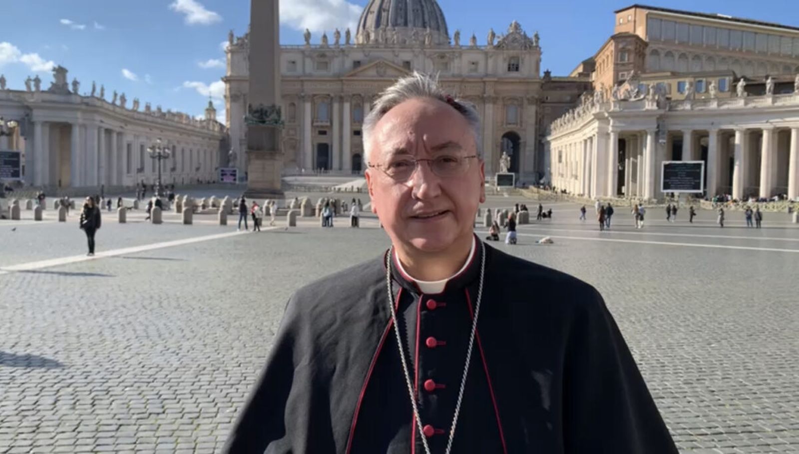Monseñor José Rico Pavés en la plaza de San Pedro de Roma.