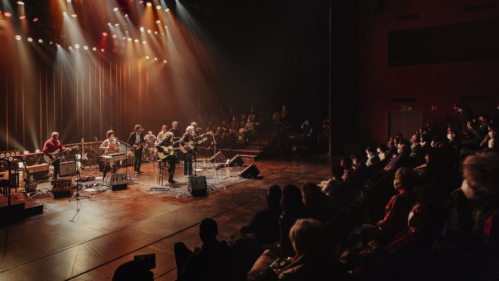 Fin de fiesta con los 'irreductibles' en el escenario.