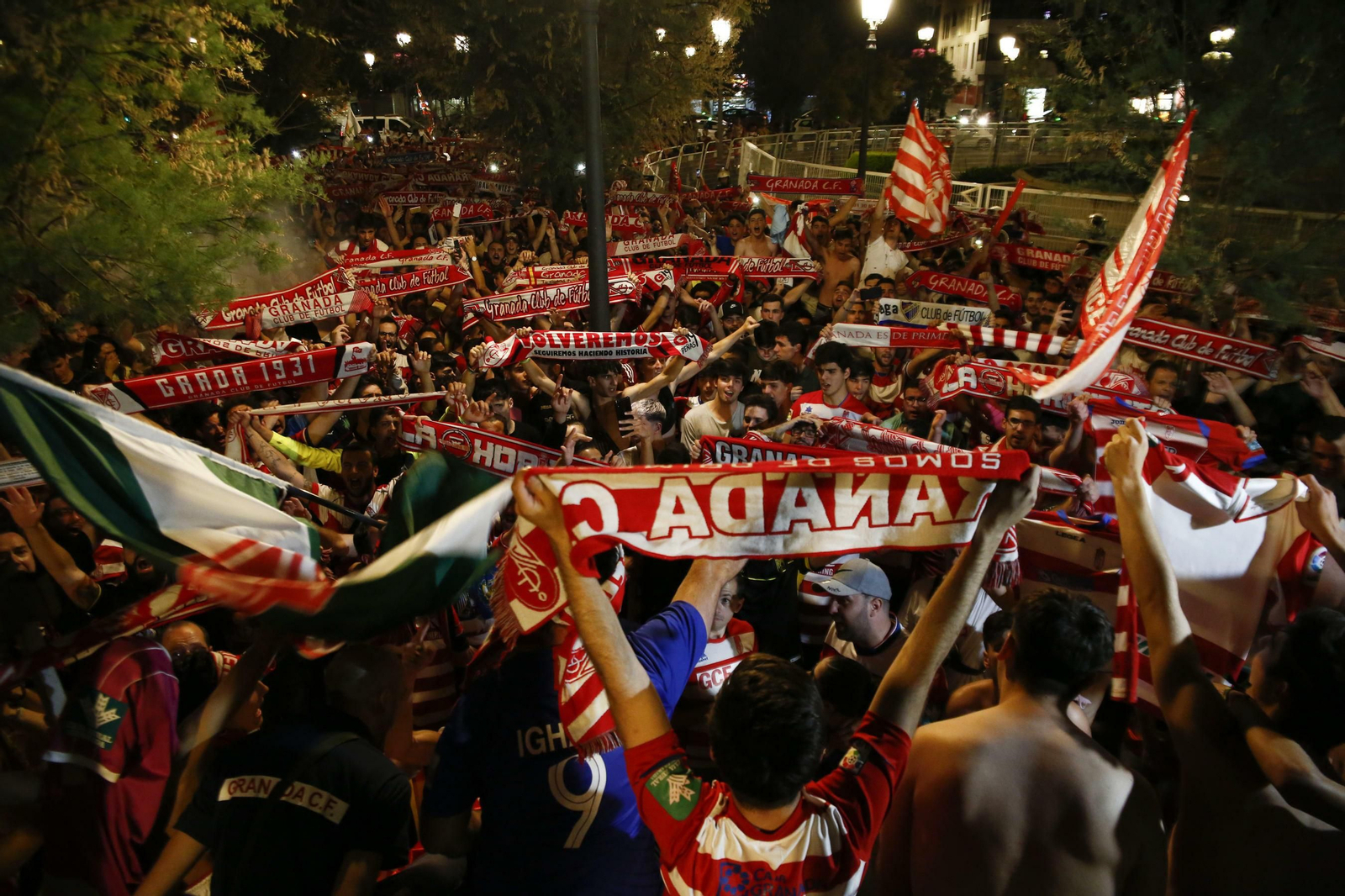 Las mejores imágenes de cómo Granada celebró el ascenso en la Fuente de las Batallas