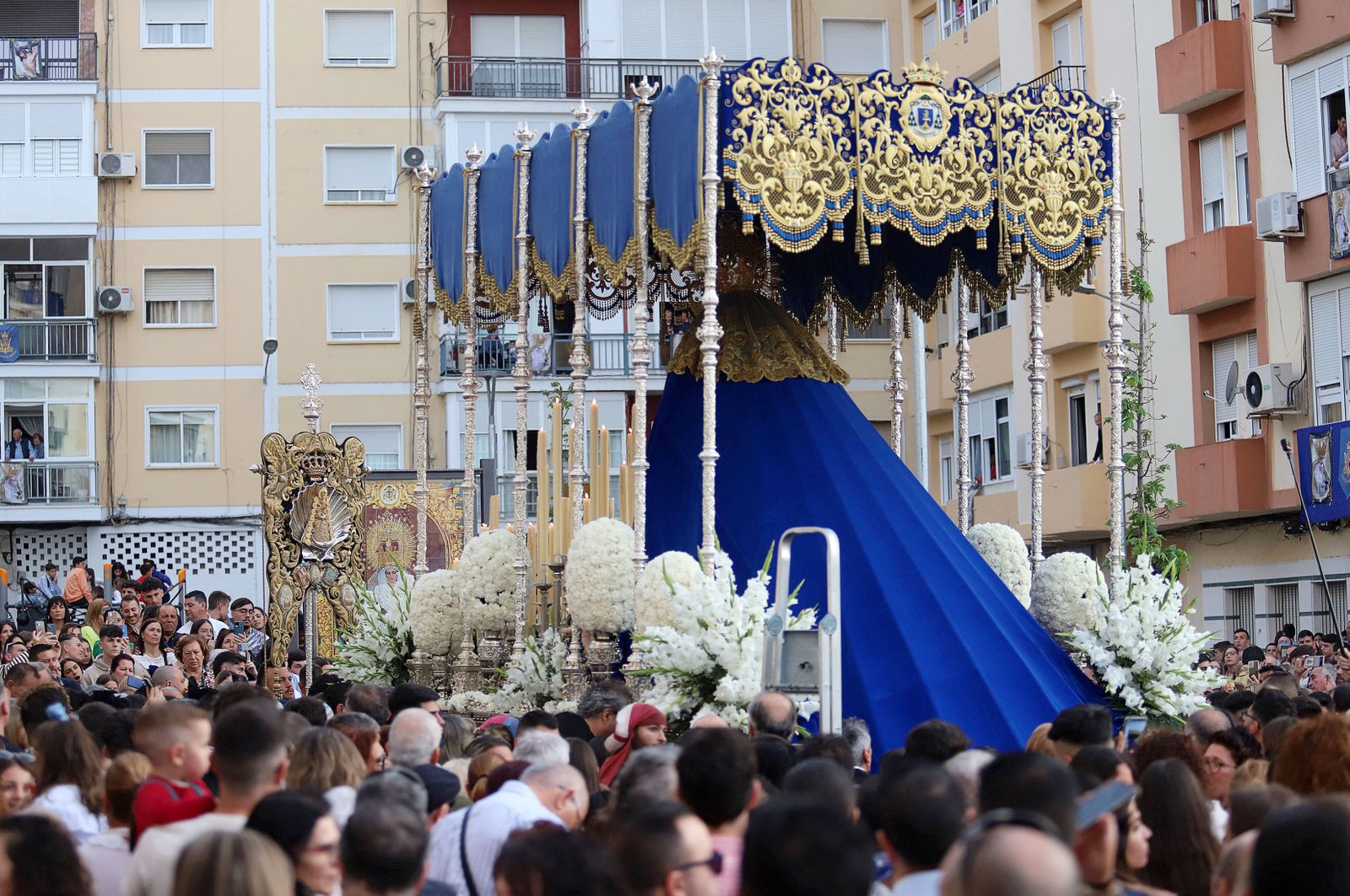 Imágenes de la procesión de la Virgen de los Dolores por Las Colonias