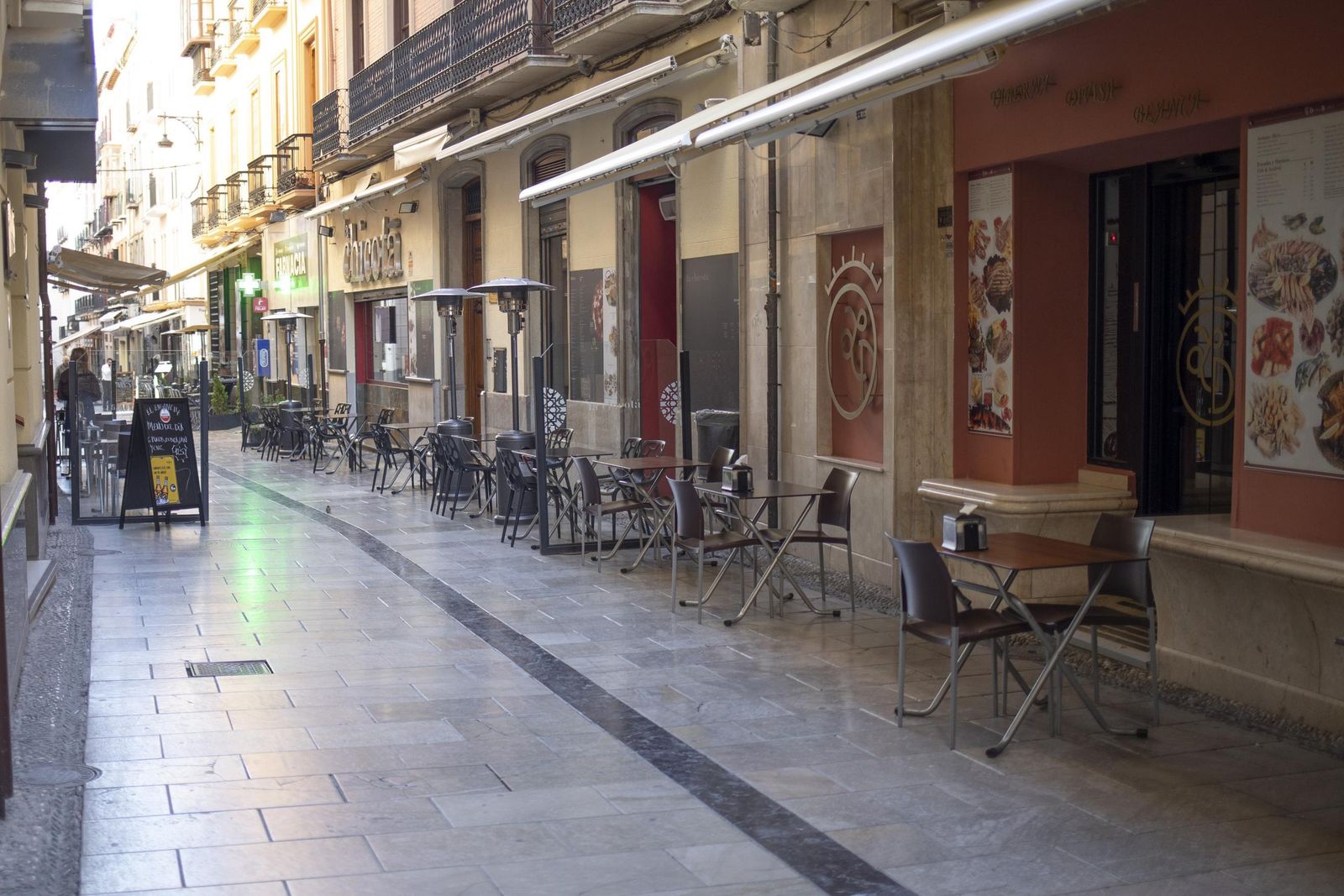 Bares a medio gas en Granada en el inicio del puente