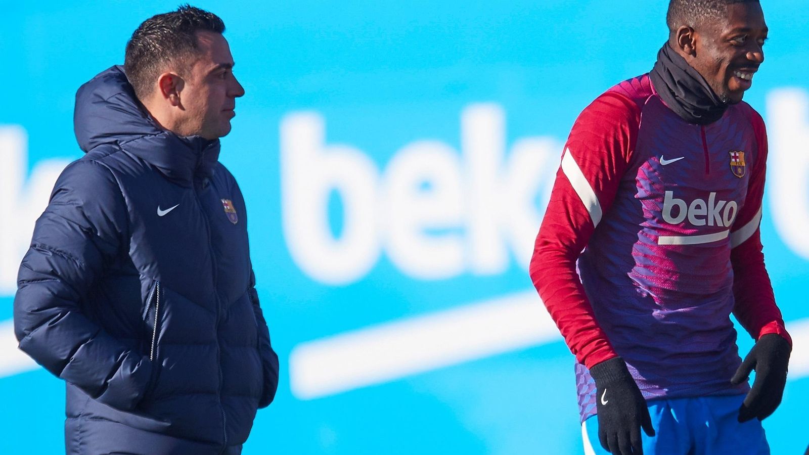 Xavi dialoga con Dembélé.