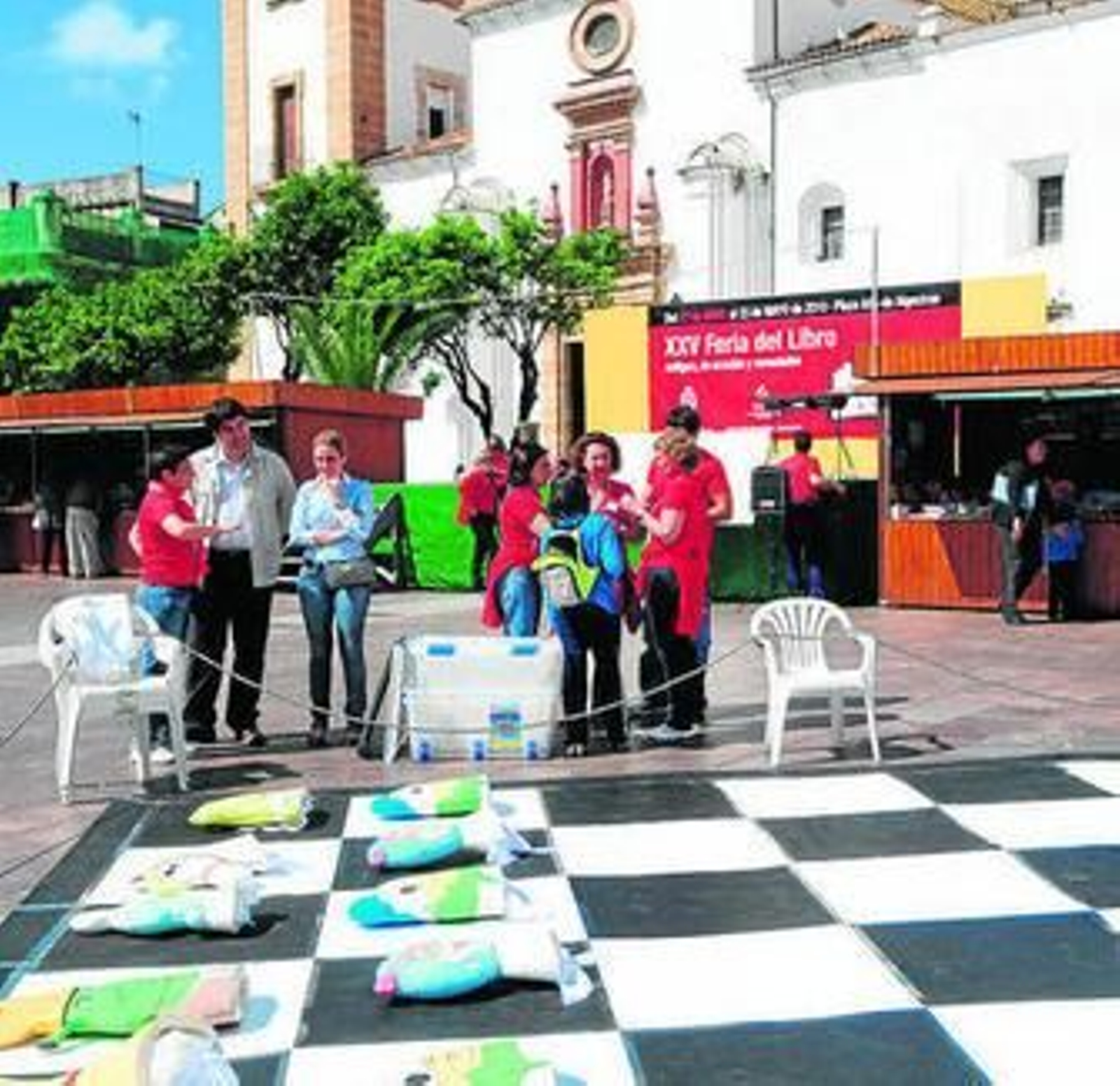 Una imagen del tablero de ajedrez gigante montado en la Plaza Alta.