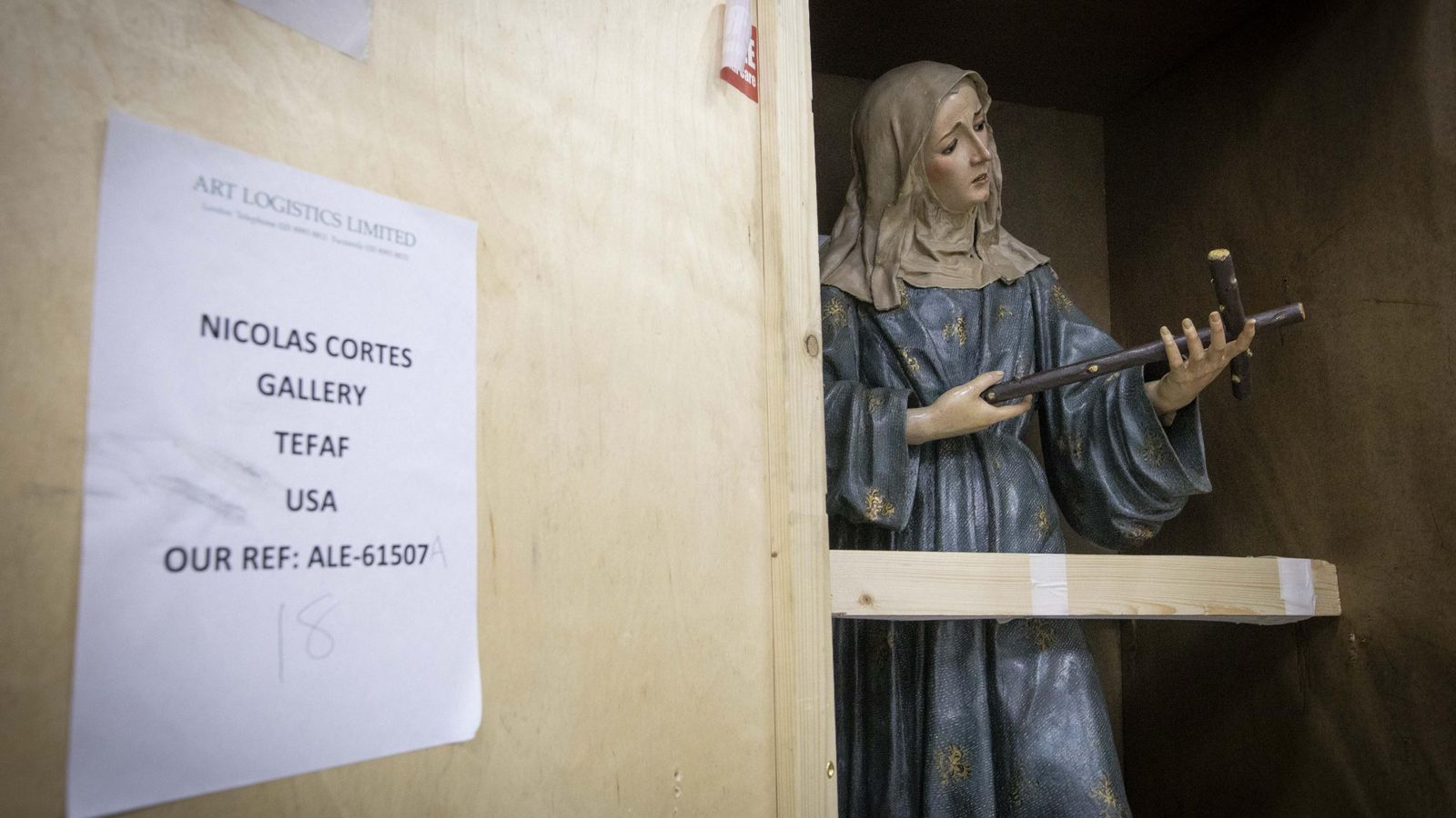 La Santa, en la caja en la que viajó a Nueva York. Ahora está en el Museo de Bellas Artes de Granada.