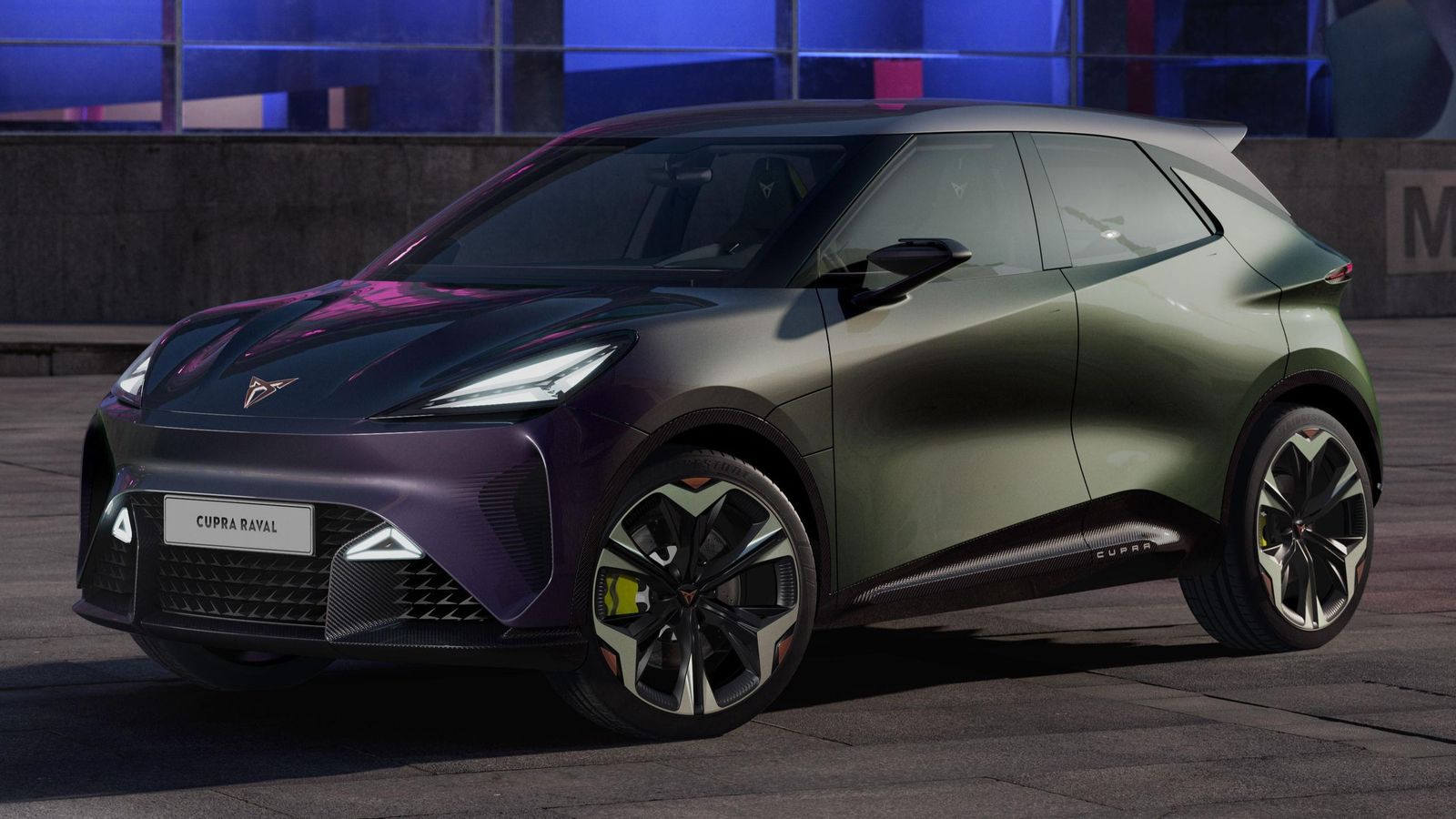 En 2021 Cupra reveló el UrbanRevel, un prototipo de utilitario eléctrico que, sin cambios, se rebautizaría dos años después como Raval, en honor del barrio barcelonés.