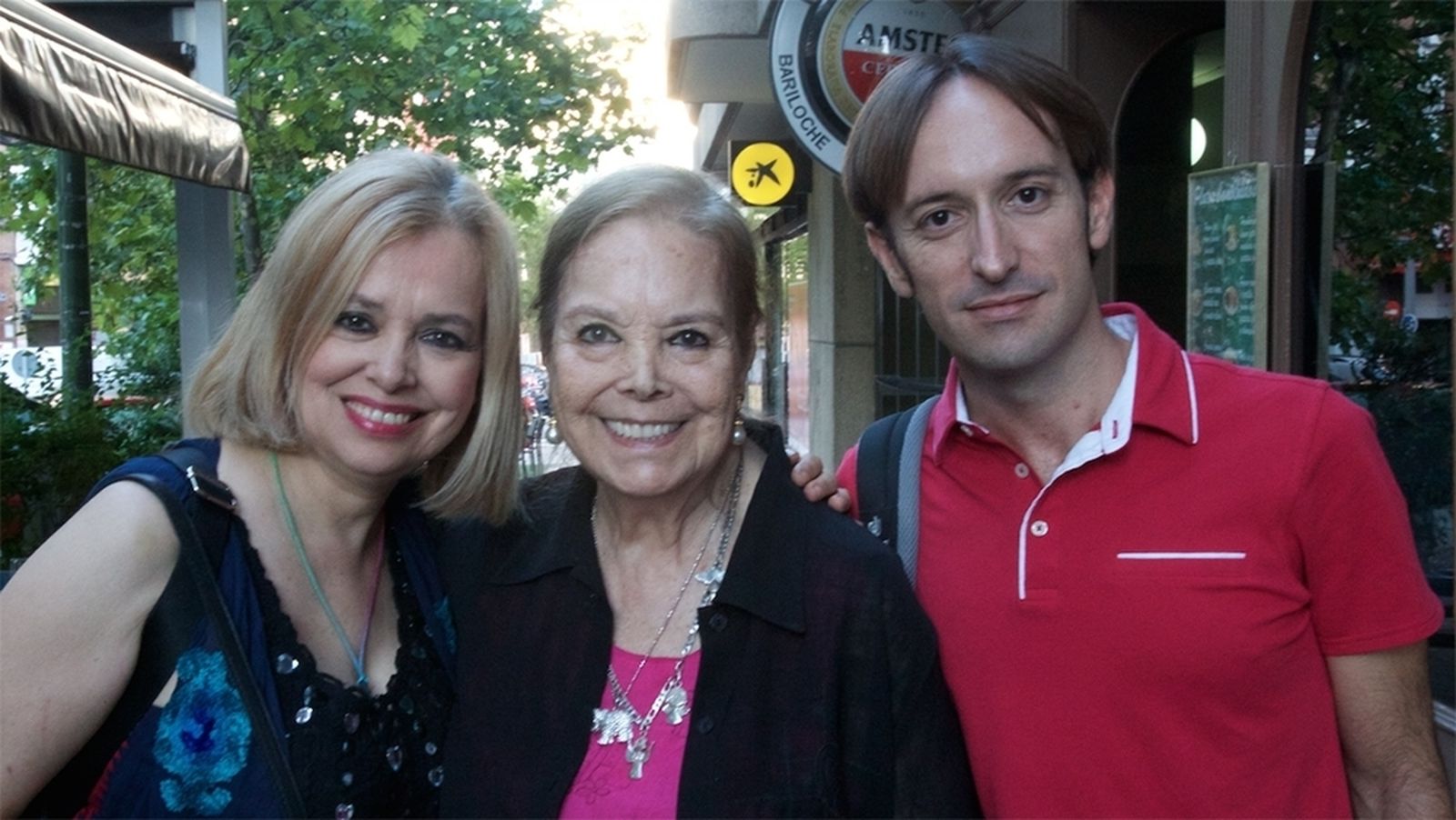 Emma Ozores con su madre Elisa Montés y Juan Francisco Viruega.