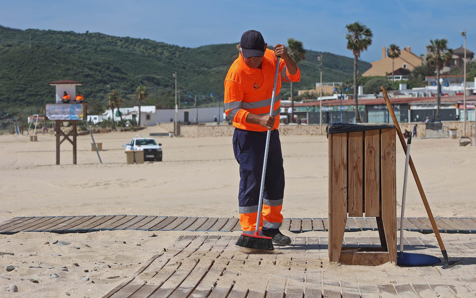 Imágenes de los preparativos para  la temporada de playas en Getares