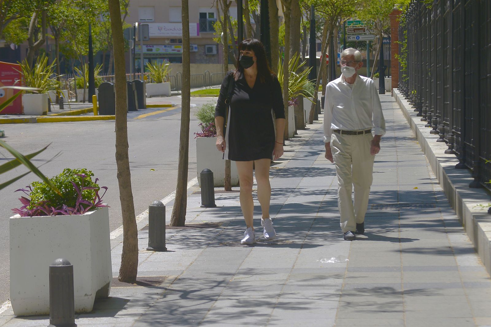 Fotos de gente con mascarillas en Algeciras