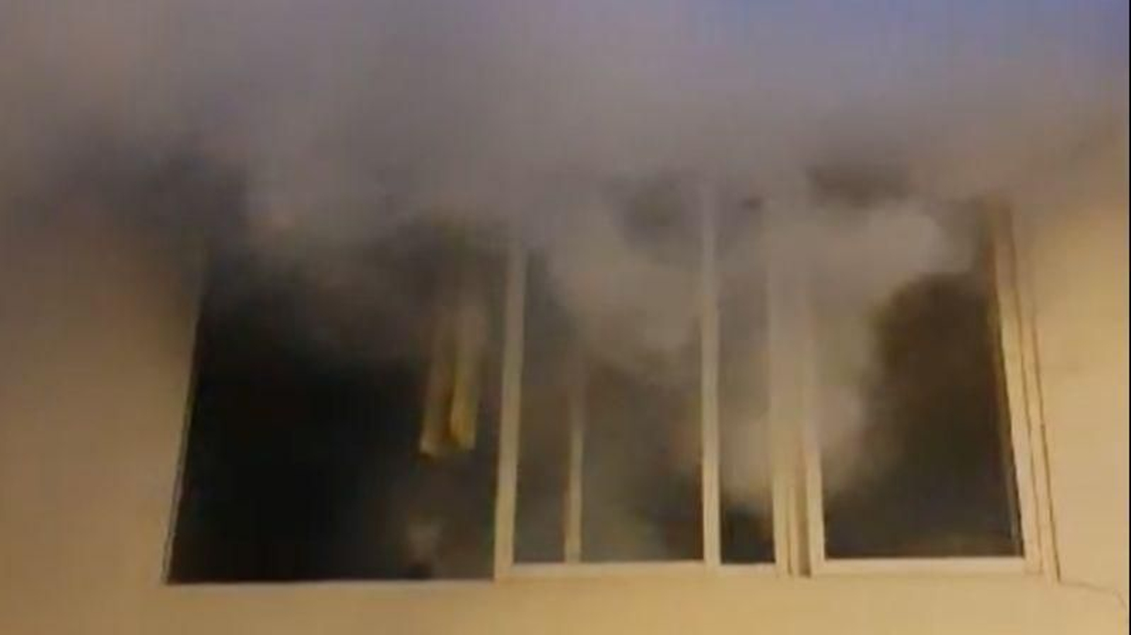 Los bomberos sofocan un incendio en una vivienda en Pedregalejo con un hombre y un perro dentro