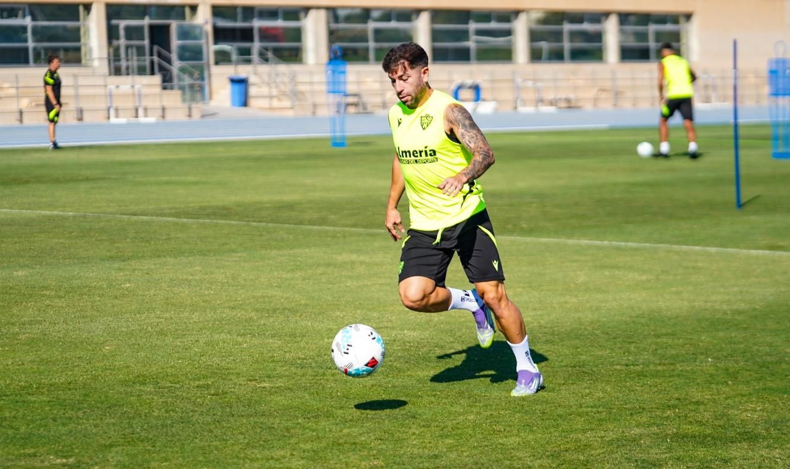 Adrián Embarba completa uno de los ejercicios del entrenamiento del pasado jueves.