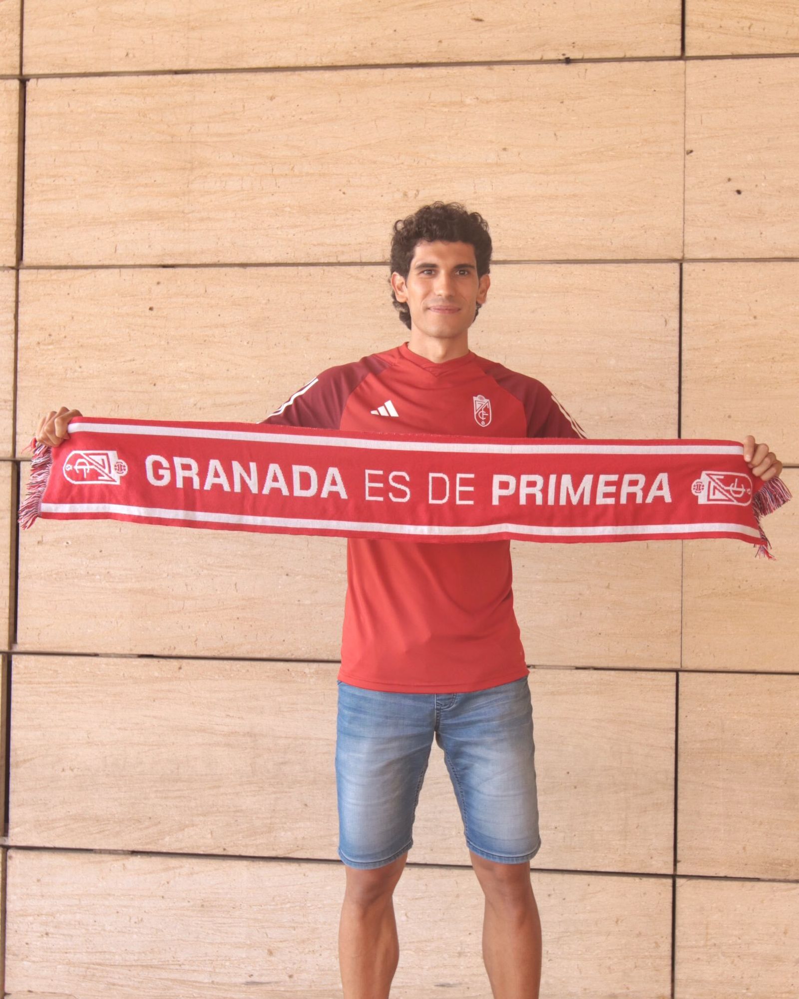 Vallejo de nuevo con la camiseta del Granada