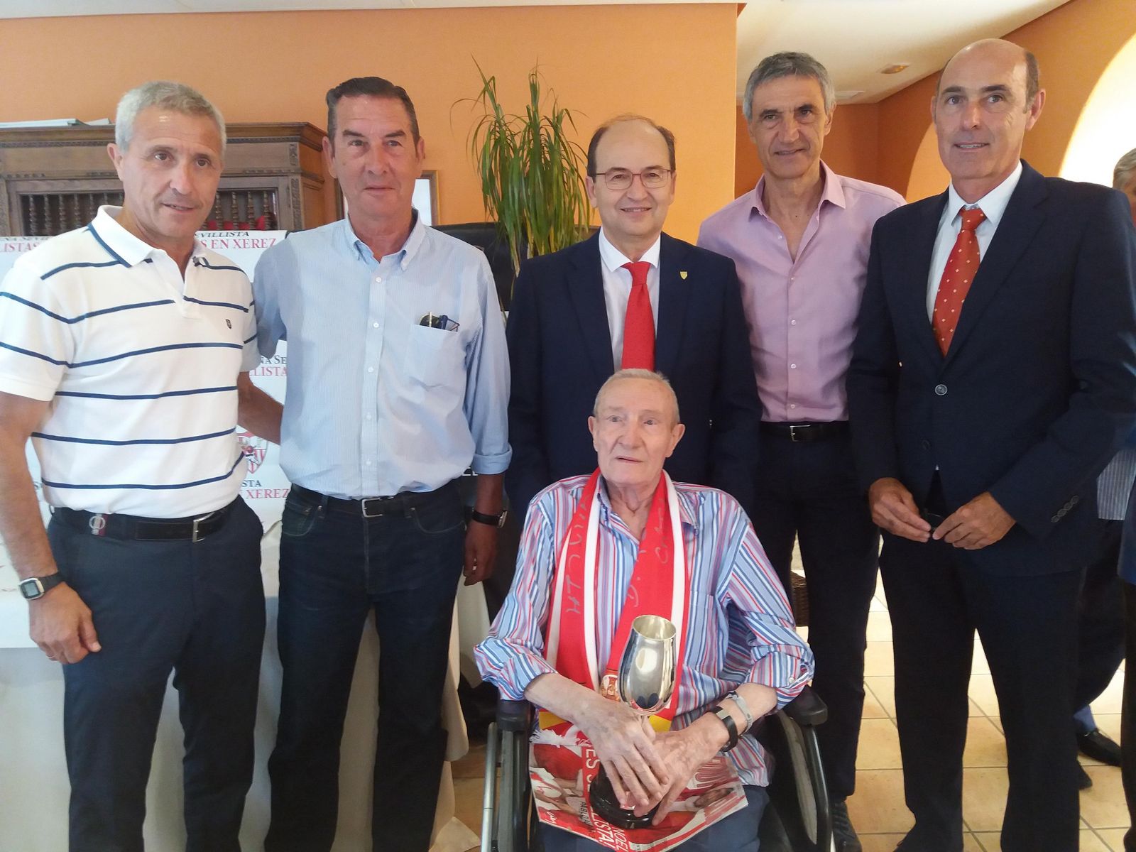 Entrañable homenaje a Roberto Alés en Jerez