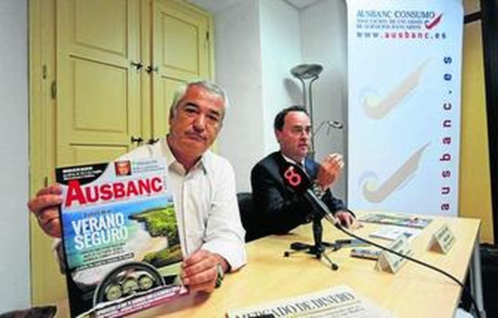 El presidente de Ausbanc, Luis Pineda, ayer en rueda de prensa.