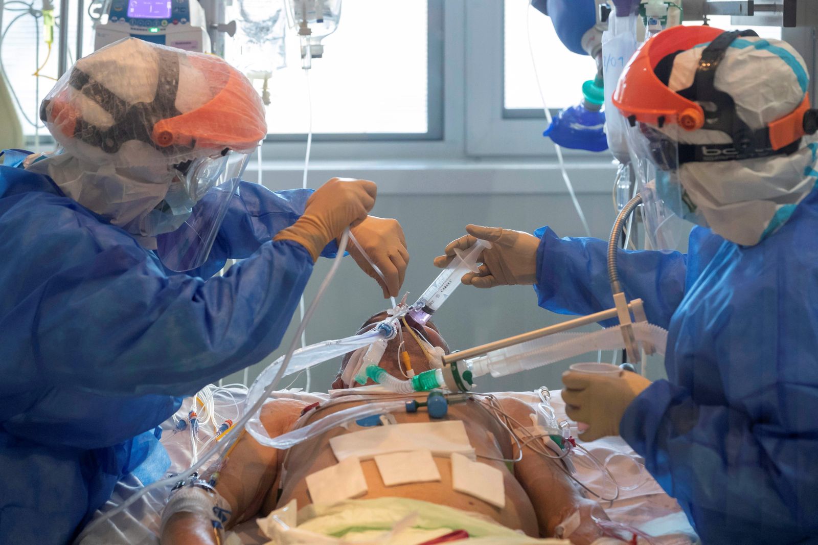 Varios sanitarios atienden a un paciente de coronavirus.