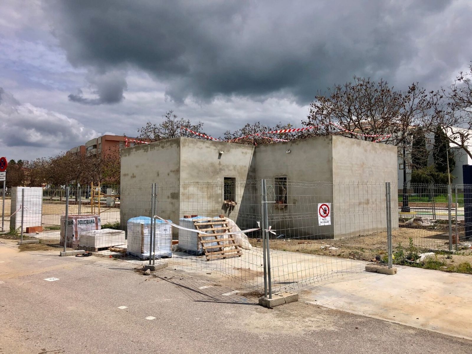 La obra de los nuevos aseos públicos del recinto ferial.