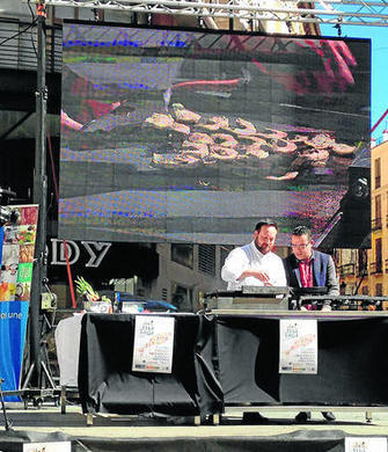 El chef Ignacio Carmona durante su demostración ayer en la calle Larios.
