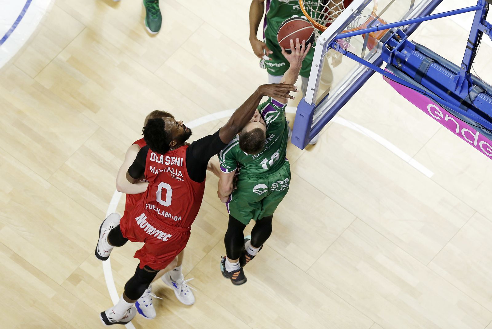 Nedovic realiza un espectacular mate.