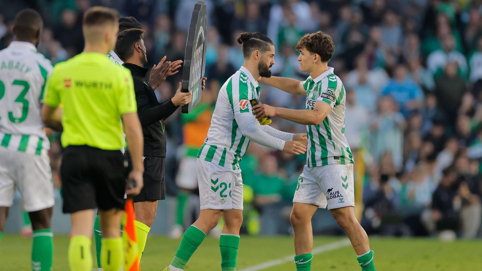 Isco entra al campo en lugar de Mateo Flores.