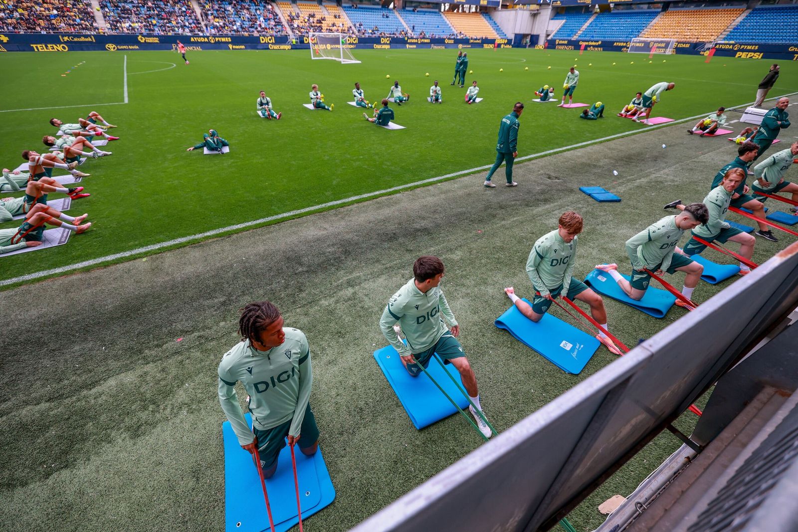Trabajo físico en un entrenamiento del Cádiz.