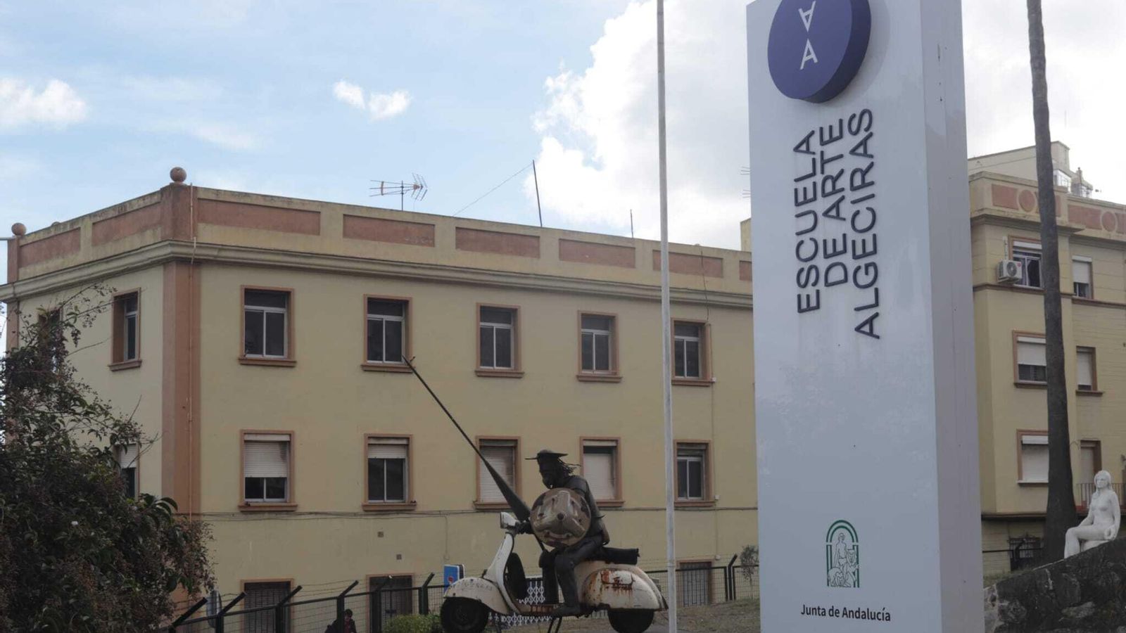 La Escuela de Arte en primer plano; el edificio de Defensa, detrás.
